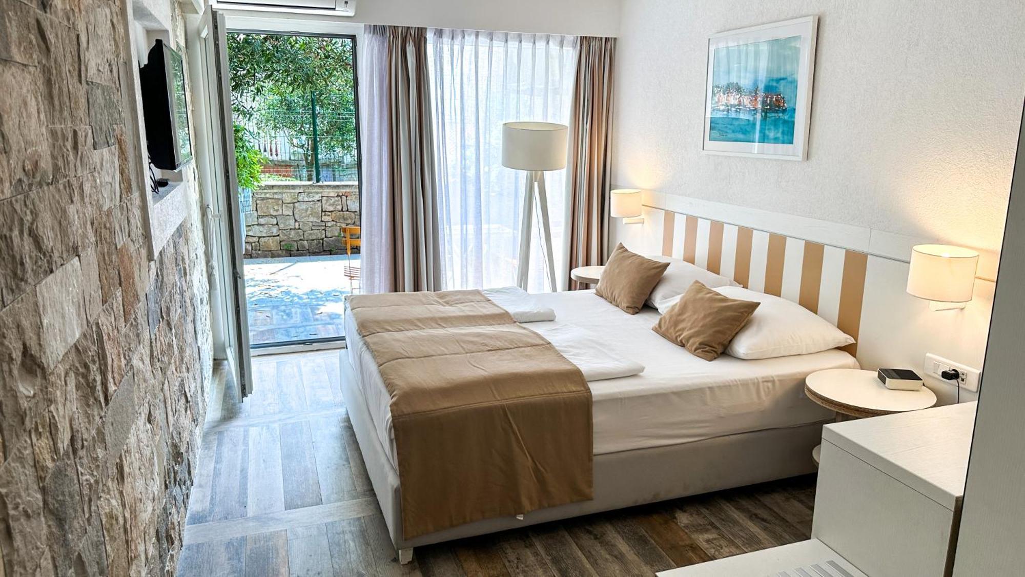 Hotel Castellastva Petrovac Buitenkant foto