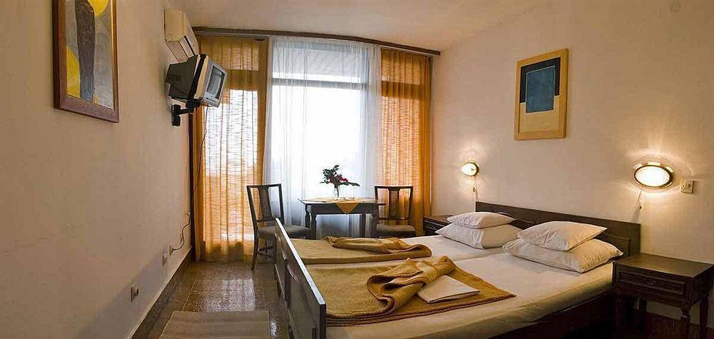 Hotel Castellastva Petrovac Buitenkant foto